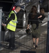 Виктория Бекхэм (Victoria Beckham) 2012-10-13 arrive through the Windsor Suite at Heathrow airport - 7xHQ Baa0db215127929