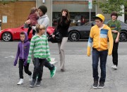 Виктория и Дэвид Бекхэм (David, Victoria Beckham) на ланче с детьми (17 марта 2012) (24xHQ) 627e7f217154034