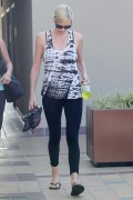 Шарлиз Терон (Charlize Theron) is seen arriving at a gym in Hollywood July 26-2011 - 5xHQ 550cca218758114