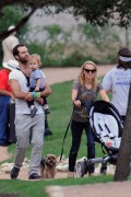 Натали Портман (Natali Portman) and her family take a walk in the park in Austin October 3, 2012 (10xHQ) 8ce0c7218756191