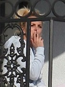 Бритни Спирс (Britney Spears) курит на балконе (12xHQ) 9b633d218762822