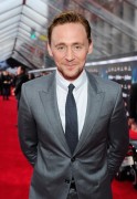 Том Хиддлстон (Tom Hiddleston) на премьере фильма The Avengers в Лос Анжелесе, 11.04.12 (8xHQ) 85e673220143669