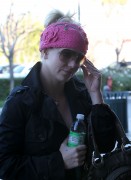 Бритни Спирс (Britney Spears) Made her way to the Commons shopping center in Calabasas January 4, 2011 (8xHQ) Ee0c52223606290