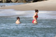 Дженнифер Лопез (Jennifer Lopez) bikini beach candids in Brazil, 30.06.12 - 8xHQ 91fb6c223610957