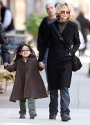 Мег Райан (Meg Ryan) her daughter Daisy spotted out in New York,17.03.10 - 12xHQ C042bc223624477