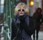 Мег Райан (Meg Ryan) Was spotted smiling and chatting in New York, 10.12.10 - 11xHQ 97dfc8223643706