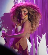 Лэди Гага (Lady Gaga) 2013-08-25 MTV Video Music Awards Performance  Audience (51xHQ) 025ed6276266024