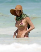 Ирина Шейк (Irina Shayk) Bikini on the beach while on holiday in Mexico, 07.04.2015 (20xHQ) C75799402717536