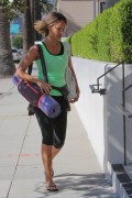 Джессика Альба (Jessica Alba) Going to a yoga class in Los Angeles, 05.04.2015 (27xHQ) 493a82402720301