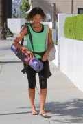 Джессика Альба (Jessica Alba) Going to a yoga class in Los Angeles, 05.04.2015 (27xHQ) 6df2b0402720314