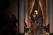 Наоми Кэмпбелл (Naomi Campbell) walks the Runway during Versace Show at Paris Fashion Week Haute-Couture FallWinter 201314 in Paris, 30.06.2013 (20xHQ) 06c832402814682