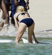 Гвинет Пэлтроу (Gwyneth Paltrow) Bikini on a beach in Barbados, 20.02.2011 (28xHQ) 294ea7402827637