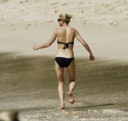 Гвинет Пэлтроу (Gwyneth Paltrow) Bikini on a beach in Barbados, 20.02.2011 (28xHQ) 56dbde402827402