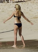 Гвинет Пэлтроу (Gwyneth Paltrow) Bikini on a beach in Barbados, 20.02.2011 (28xHQ) 67bd09402827497