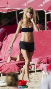 Гвинет Пэлтроу (Gwyneth Paltrow) Bikini on a beach in Barbados, 20.02.2011 (28xHQ) D58cde402827565