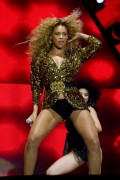 Бейонсе (Beyonce) performing at Glastonbury, 26.06.2011 (134xHQ) 05475f404114327