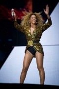 Бейонсе (Beyonce) performing at Glastonbury, 26.06.2011 (134xHQ) 171def404113854