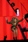 Бейонсе (Beyonce) performing at Glastonbury, 26.06.2011 (134xHQ) 61c0e3404114320
