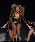 Бейонсе (Beyonce) performing at Glastonbury, 26.06.2011 (134xHQ) 6d27f7404113835