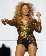 Бейонсе (Beyonce) performing at Glastonbury, 26.06.2011 (134xHQ) 9d8662404114183