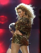 Бейонсе (Beyonce) performing at Glastonbury, 26.06.2011 (134xHQ) 9e80f6404114215