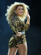 Бейонсе (Beyonce) performing at Glastonbury, 26.06.2011 (134xHQ) B16707404113741