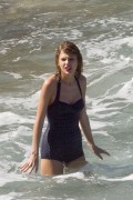 Тейлор Свифт (Taylor Swift) On a beach, Maui, 1.21.2015 (95xHQ) 07af81406654977