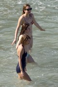 Тейлор Свифт (Taylor Swift) On a beach, Maui, 1.21.2015 (95xHQ) 41fdfd406655567
