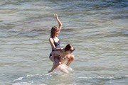 Тейлор Свифт (Taylor Swift) On a beach, Maui, 1.21.2015 (95xHQ) 7b8c1b406654981