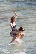 Тейлор Свифт (Taylor Swift) On a beach, Maui, 1.21.2015 (95xHQ) 8c5906406654417