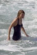 Тейлор Свифт (Taylor Swift) On a beach, Maui, 1.21.2015 (95xHQ) 94d00c406655098