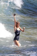 Тейлор Свифт (Taylor Swift) On a beach, Maui, 1.21.2015 (95xHQ) B303b7406654554