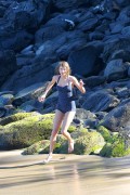 Тейлор Свифт (Taylor Swift) On a beach, Maui, 1.21.2015 (95xHQ) B87925406654669