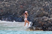 Рианна (Rihanna) White bikini candids in Hawaii, 26.04.2015 - 70xHQ 09942d407758358
