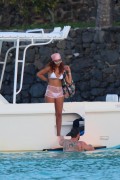 Рианна (Rihanna) White bikini candids in Hawaii, 26.04.2015 - 70xHQ 18b1e3407758325