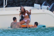 Рианна (Rihanna) White bikini candids in Hawaii, 26.04.2015 - 70xHQ 37bbeb407758474