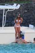 Рианна (Rihanna) White bikini candids in Hawaii, 26.04.2015 - 70xHQ 3c235d407758282