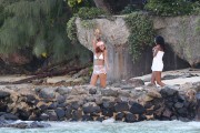 Рианна (Rihanna) White bikini candids in Hawaii, 26.04.2015 - 70xHQ B461a9407758656