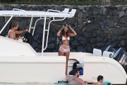 Рианна (Rihanna) White bikini candids in Hawaii, 26.04.2015 - 70xHQ B94565407758341