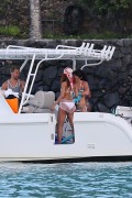 Рианна (Rihanna) White bikini candids in Hawaii, 26.04.2015 - 70xHQ C676c0407758291