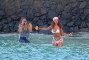 Рианна (Rihanna) White bikini candids in Hawaii, 26.04.2015 - 70xHQ Dfa82f407758515
