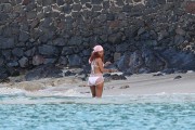 Рианна (Rihanna) White bikini candids in Hawaii, 26.04.2015 - 70xHQ Eb5918407758423