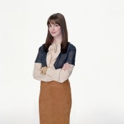 Энн Хэтэуэй (Anne Hathaway) промо фото к фильму Дьявол носит Прадо - 6xHQ A5f551408363683