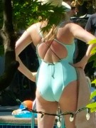 [LQ] Kate Upton  - on the set of The Layover in Vancouver 05/19/2015