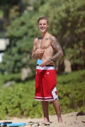 Justin Bieber - On the beach in Hawaii 06/12/2015
