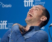 Джуд Лоу (Jude Law) Dom Hemingway Press Conference on day 5 of the Toronto International Film Festival at the TIFF Bell Lightbox, 09.09.2013 (8xHQ) 87b613418171404