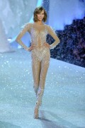 Карли Клосс (Karlie Kloss) Victoria's Secret Fashion Show, Lexington Avenue Armory, New York City, 2013.11.13 (18xHQ) 033d3f424759365