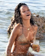 Рианна (Rihanna) On the beach, Barbados, 2013-12-28 (82xHQ) 34282b428089761