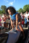 Рианна (Rihanna) On the beach, Barbados, 2013-12-28 (82xHQ) 8fe208428089424
