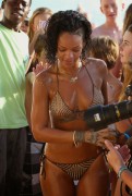 Рианна (Rihanna) On the beach, Barbados, 2013-12-28 (82xHQ) F0ddbf428089512